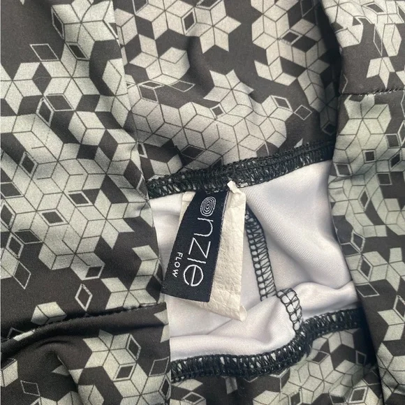 Onzie | M/L shiny geometric patterned ombré leggings - Picture 7 of 7